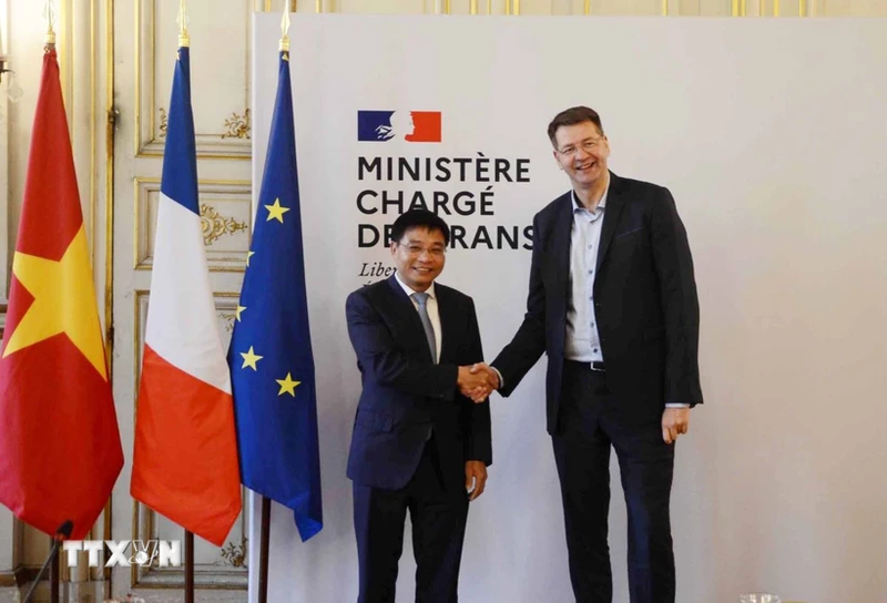 Minister of Transport Nguyen Van Thang (left) and French Minister with responsibility for transport Patrice Vergriete at their meeting that forms part of the Vietnamese delegation's visit to France from April 8 to 10. (Photo: VNA)