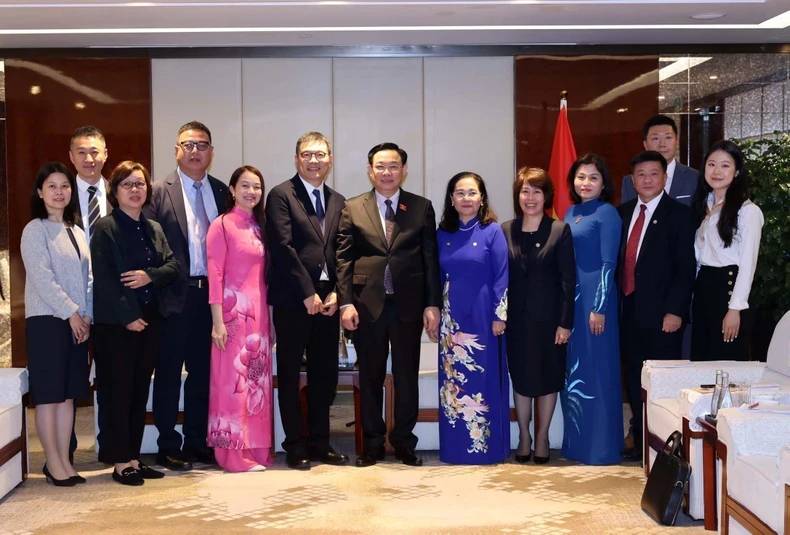 NA Chairman Vuong Dinh Hue (sixth, from right) meets with Hong Tianzhu, Chairman of Texhong Group on April 10 in Shanghai. (Photo: VNA)