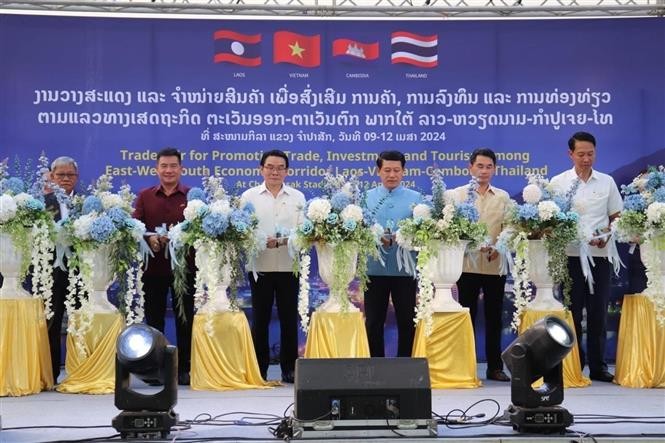 At the opening ceremony of the trade fair. (Photo: VNA)