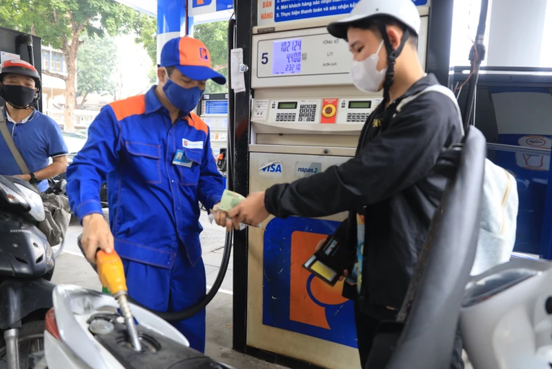 Petrol prices see mixed changes, oil prices up (Photo: VNA)
