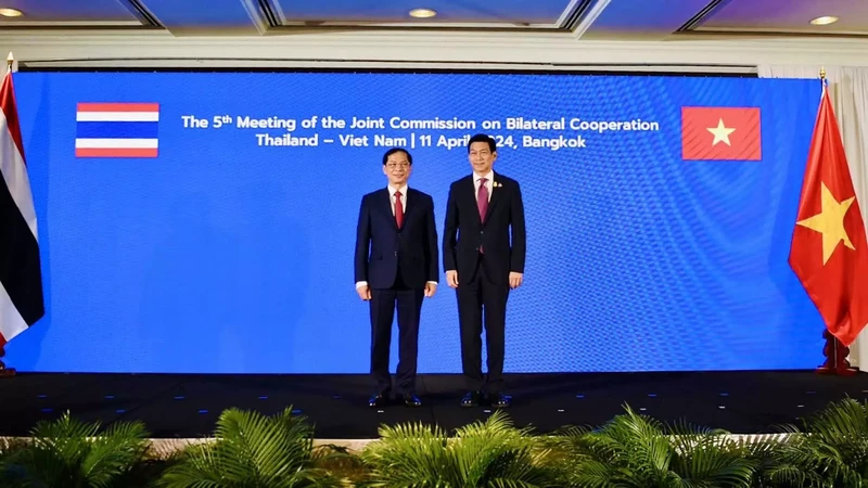 Vietnamese Minister of Foreign Affairs (L) and Thai Deputy Prime Minister and Minister of Foreign Affairs Parnpree Bahiddha-Nukara at the 5th Meeting of the Vietnam - Thailand Joint Commission for Bilateral Cooperation in Bangkok on April 11. (Photo: VNA)