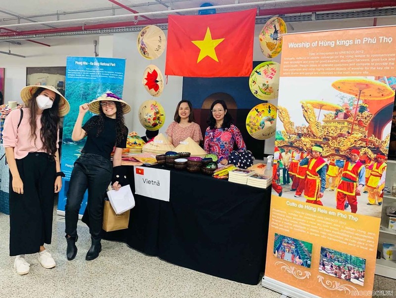 Vietnamese handicrafts are on display at the International Food and Culture Bazaar held at the Brasilia Art Museum (MAB) in Brazil in May 2022. (Photo: baoquocte.vn)