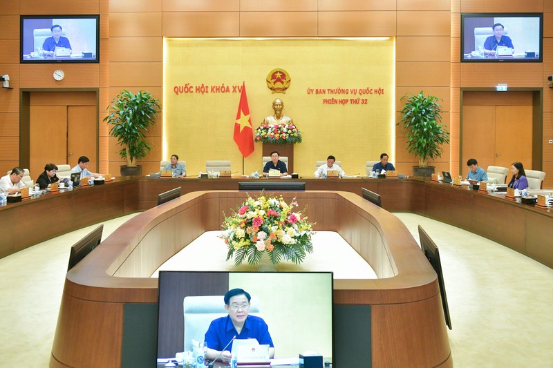 NA Chairman Vuong Dinh Hue speaking at the meeting (Photo: VNA)