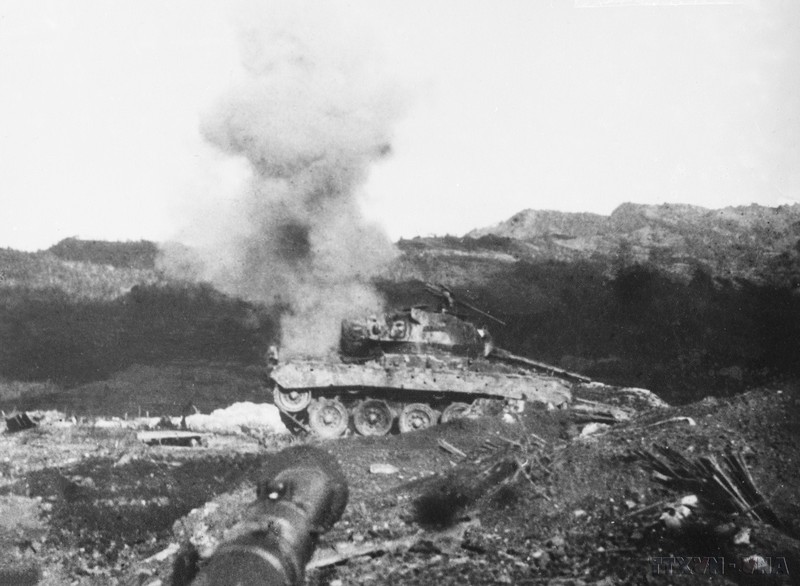 French troops sent an 18-tonne tank to protect the airport, but it was hit and set on fire by Vietnamese artillery. (Photo: VNA)