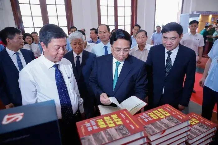 Prime Minister Pham Minh Chinh (centre) is at the book launching event in the northwestern province of Dien Bien. (Photo: VGP)