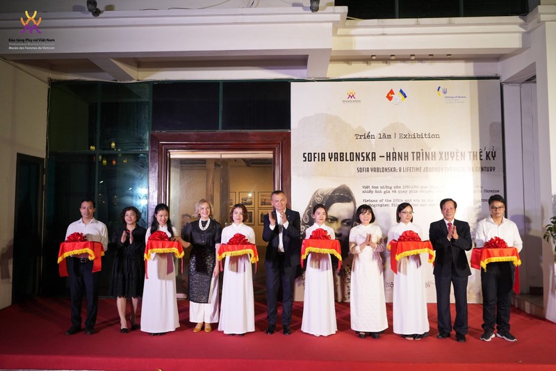 Delegates cut the ribbon to kick off the exhibition (Photo: Vietnamese Women's Museum)