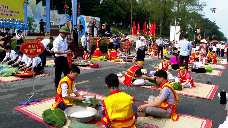 Traditional cake cooking contest stirs locals and visitors to Phu Tho (Photo: viettri.phutho.gov.vn)