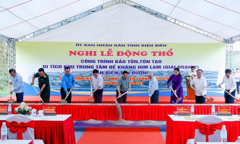 PM Pham Minh Chinh (centre) attends the groundbreaking ceremony. (Photo: VGP)