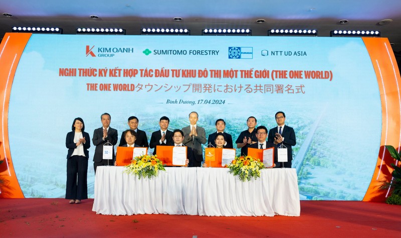 The signing ceremony of cooperation agreement to develop the One World urban area project in Binh Duong province. (Photo: hanoimoi.vn)