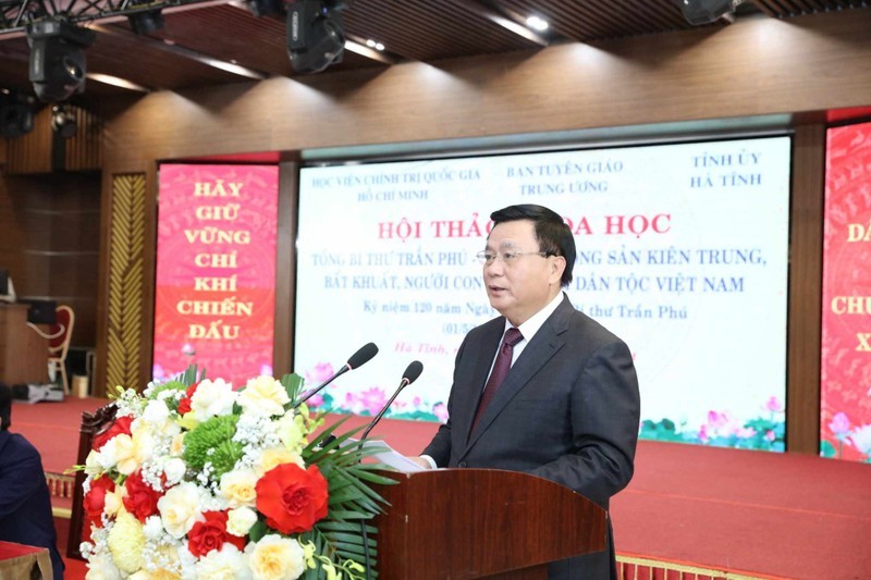  Politburo member, Director of the HCMA and Chairman of the Central Theory Council Nguyen Xuan Thang speaking at the event (Photo: NDO)