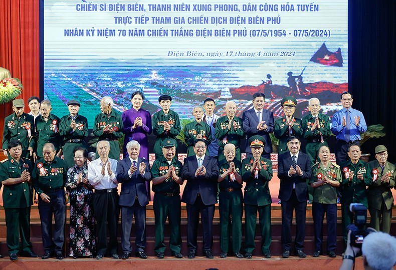 Prime Minister Pham Minh Chinh meets veteran soldiers, young volunteers and frontline workers who directly participated in the Dien Bien Phu Campaign in 1954 (Photo: VGP)