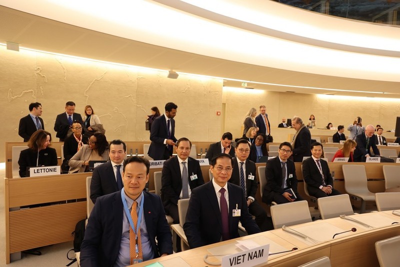 Minister of Foreign Affairs Bui Thanh Son (front, right) and Ambassador Mai Phan Dung (front, left) at a meeting of HRC's 55th session in Geneva (Photo: VNA)