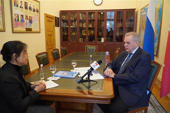 Chairman of the Committee for External Relations of Saint Petersburg Evgeny Grigoriev (R) at an interview with Vietnam News Agency (Photo: VNA)