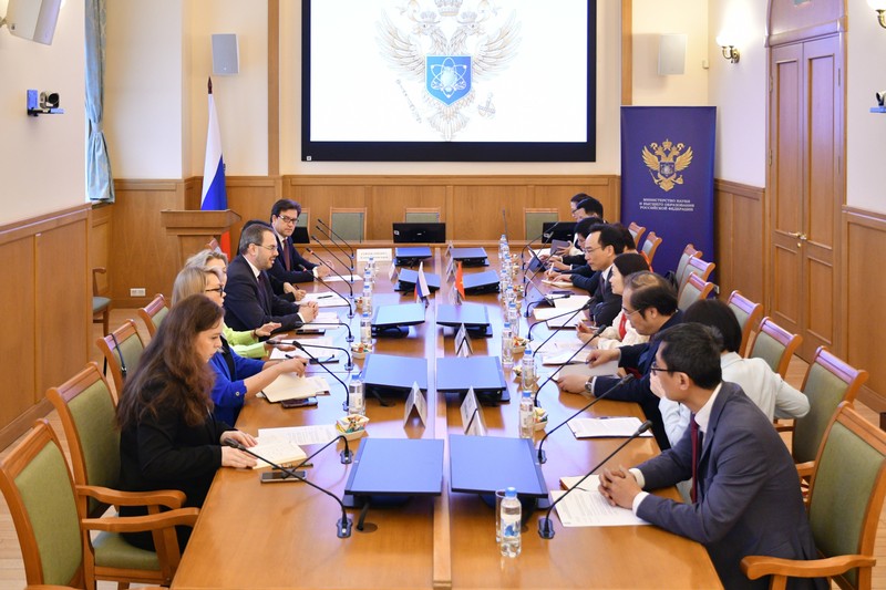 The Vietnamese delegation meets with officials of Russia’s Ministry of Science and Higher Education. (Photo: VNA)