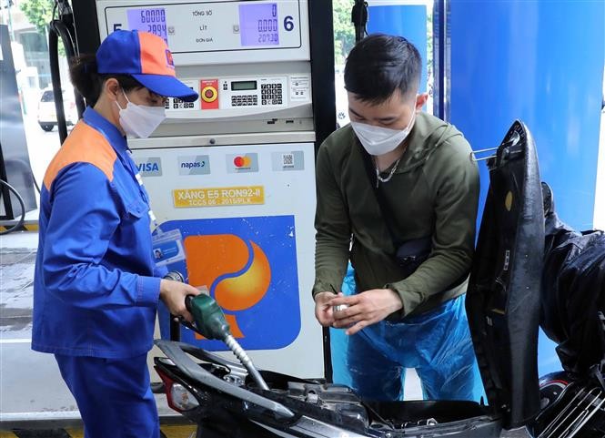 Petrol prices increase slightly on April 17 (Photo: tienphong.vn)