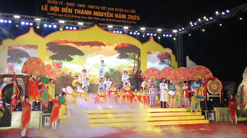 An art performance at the opening ceremony of the festival 