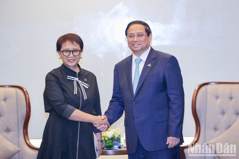 Prime Minister Pham Minh Chinh (R) receives Indonesian Foreign Minister Retno Marsudi (Photo: NDO)
