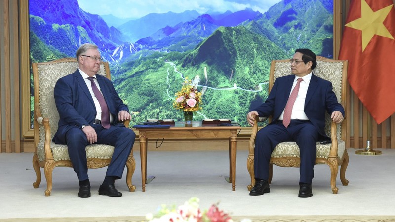 PM Pham Minh Chinh (R) and RFBA Chairman Sergey Stepashin. (Photo: VGP)
