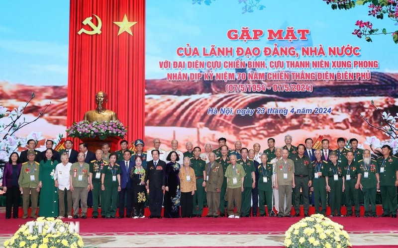 Politburo member, permanent member of the Party Central Committee’s Secretariat and head of the committee’s Organisation Commission Truong Thi Mai and delegates at the meeting. (Photo: VNA)