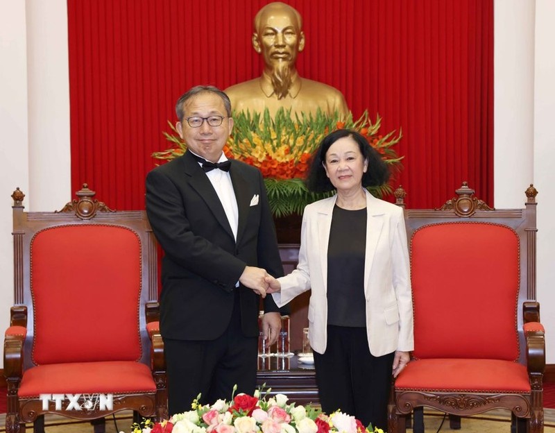 Politburo member, permanent member of the Party Central Committee’s Secretariat and Chairwoman of the Party Central Committee’s Organisation Commission Truong Thi Mai (R) and outgoing Japanese Ambassador Yamada Takio at their meeting in Hanoi on April 23.(Photo: VNA)