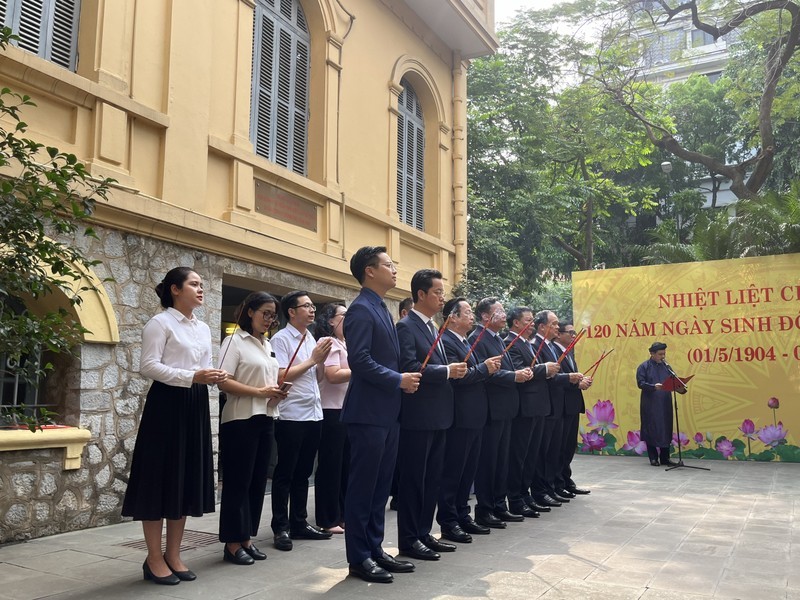 Hanoi leaders offer incense to late Party chief Tran Phu 