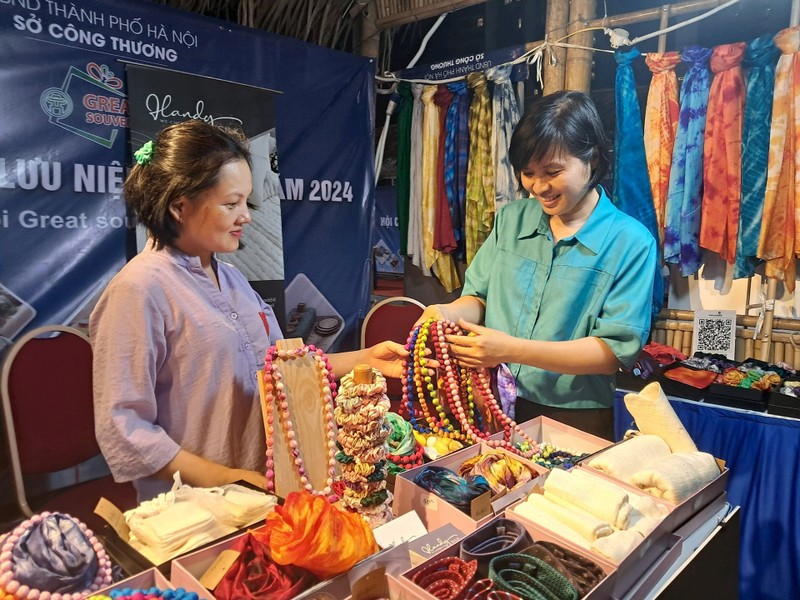 Hanoi’s typical handicraft products displayed at Great Souvenirs Fair 2024 (Photo: hanoimoi.vn)
