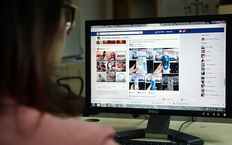Consumers need to carefully research seller information and product information when shopping online. (Photo: TUE NGHI)