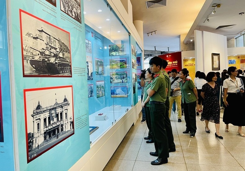 Visitors at the exhibition (Photo: NDO)