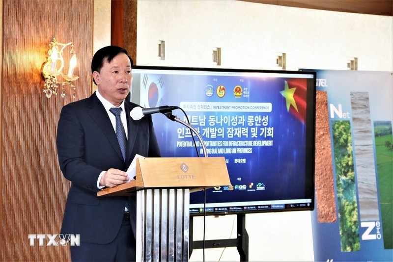 Vice Chairman of Long An Provincial People’s Committee Nguyen Van Ut speaking at conference held in Seoul to promote investment opportunities in Long An (Photo: VNA)