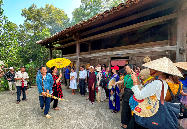 Visitors enjoy Mong ethnic group’s panpipe performance at the Vietnam National Village for Ethnic Culture and Tourism 