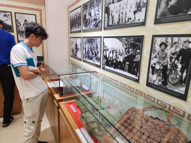 Visitors admire objects on display at the exhibition. (Photo: petrotimes.vn)