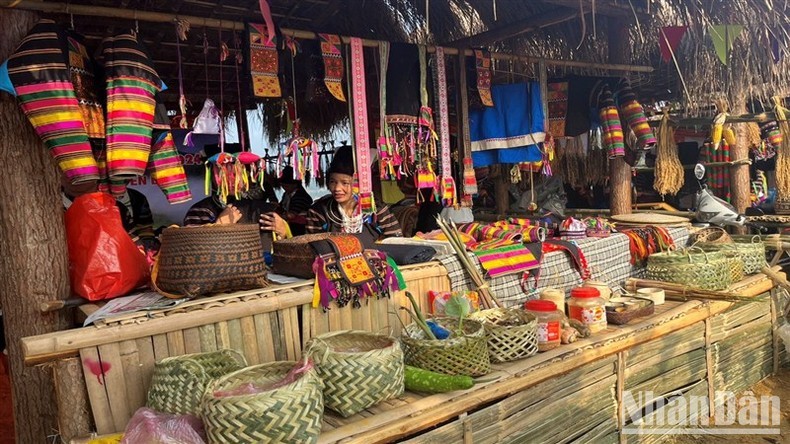 Agricultural products and handicraft products of Bao Lam District displayed at the event 