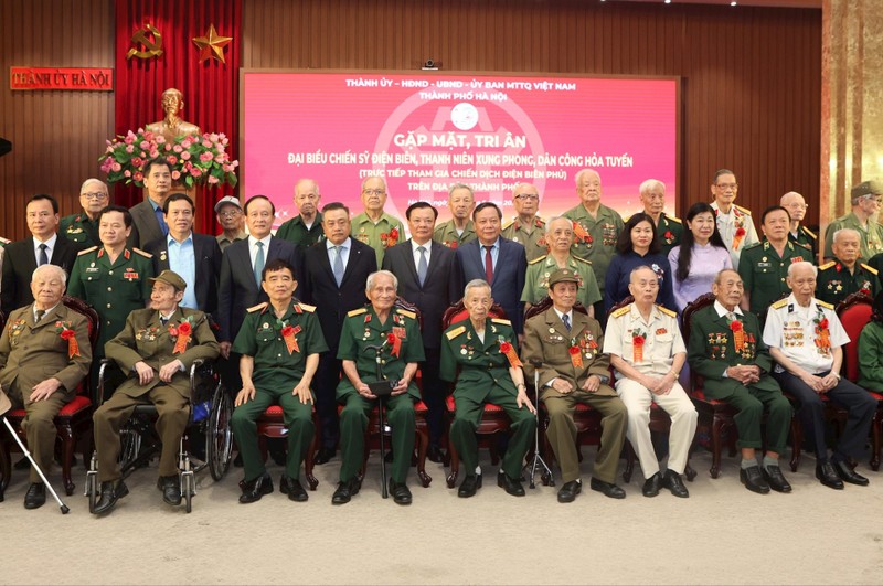 At a meeting in Hanoi to tribute veteran soldiers, young volunteers and frontline workers who directly participated in the Dien Bien Phu Campaign in 1954. (Photo: daidoanket.vn)