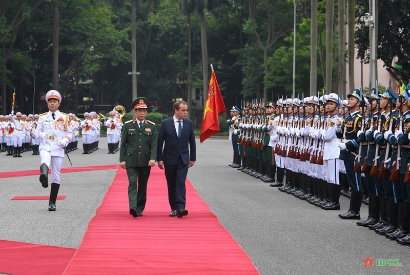 Minister of National Defence General Phan Van Giang (R) and visiting French Minister of the Armed Forces Sébastien Lecornu inspect the guards of honour (Photo: qdnd.vn)