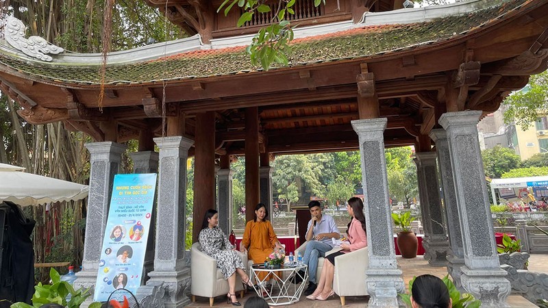 Linh Lan Books' seminar at Ho Van (Temple of Literature, Hanoi) was livestreamed on social networks, attracting a large number of online viewers.
