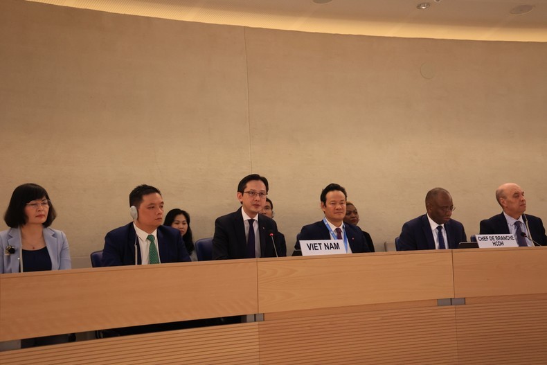 Deputy Foreign Minister Do Hung Viet (third from left) speaks at the UPR session adopting Vietnam national report (Photo broadcast by VNA)