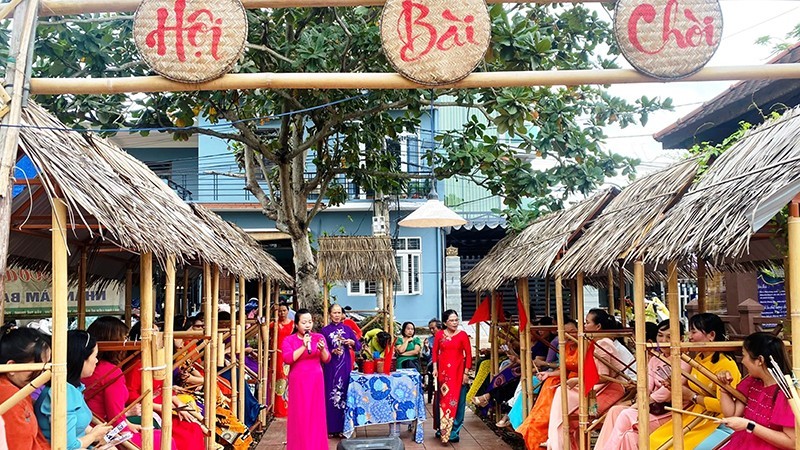 A Bai Choi folk singing performance at Thanh Toan tile bridge draws much interest from locals and tourists.