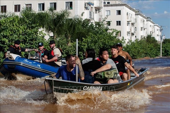 Rescuers evacuate people from flood areas in Rio Grande do Sul state, Brazil, on May 5. (Photo: Xinhua/VNA)