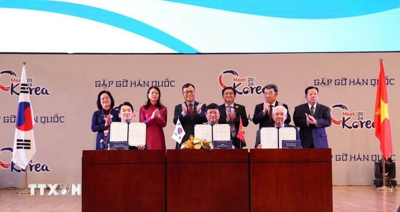 Representatives from Binh Duong and Korean partners sign a cooperation agreement at the “Meet Korea 2024” programme on May 17. (Photo: VNA)