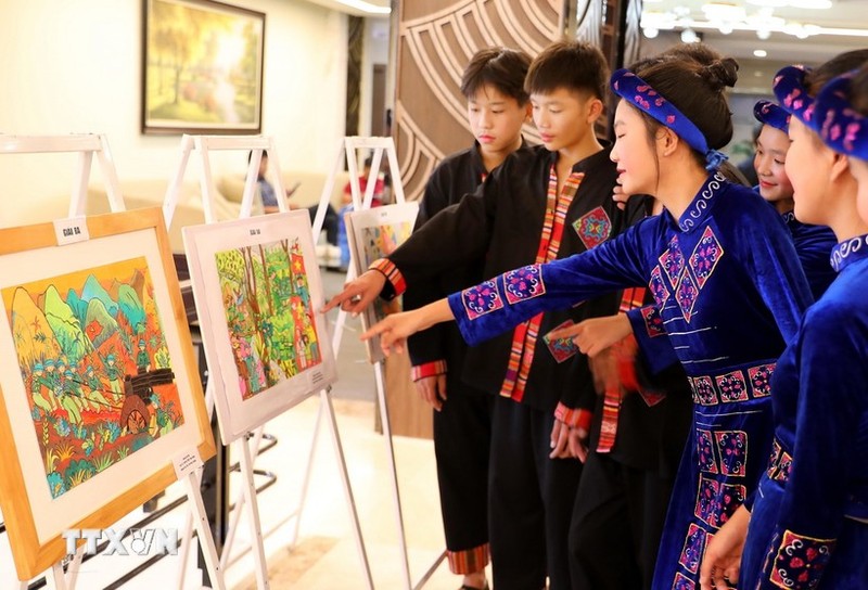 Best entries of the contest displayed to visitors at the award ceremony (Photo: VNA)