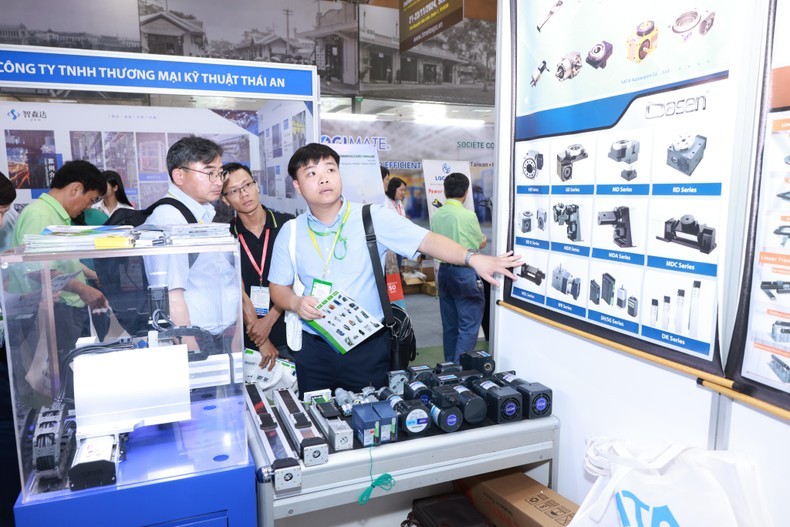 More than 100 exhibitors join International Exhibition on Electric and Industry in Hanoi 