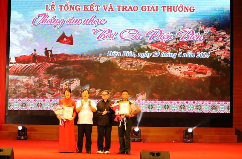 The contest’s second prize winners honoured at the ceremony (Photo: VNA)