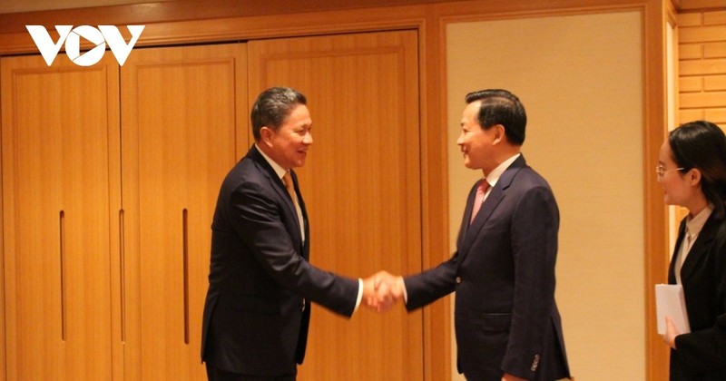Deputy PM Le Minh Khai (R) and his Cambodian counterpart Sun Chanthol (Photo: VNA)