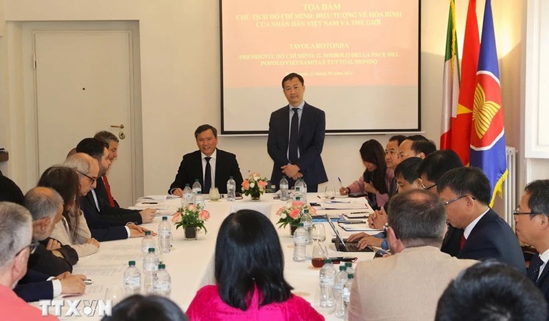  Ambassador Duong Hai Hung addressing the seminar (Photo: VNA)