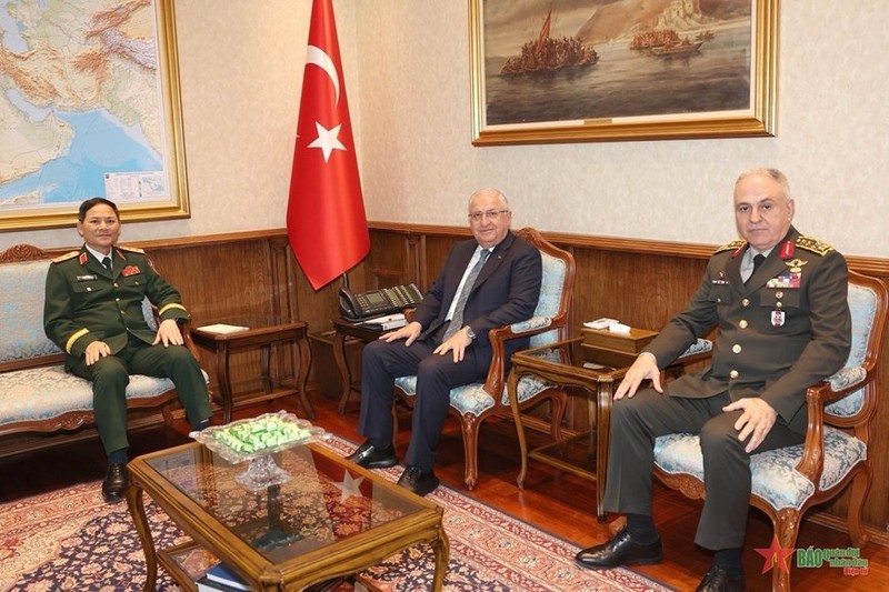 Lieutenant General Pham Truong Son (L) in a working session with Minister of National Defence Yasar Guler, with attendance of Chief of the Turkish General Staff General Metin Gurak (Photo: qdnd.vn)