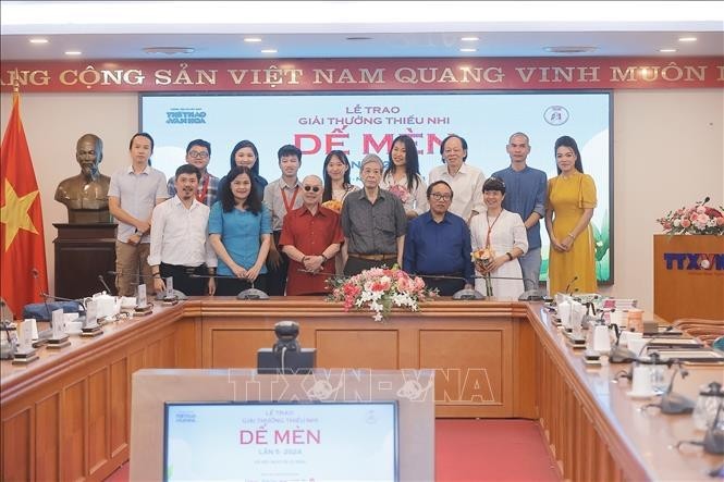 Delegates and winners of the 5th "De Men Awards for Children" at the presentation ceremony in Hanoi on May 29. (Photo: VNA)