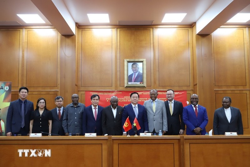 Nguyen Trong Nghia, head of the Communist Party of Vietnam (CPV) Central Committee’s Commission for Communication and Education (seventh from left) and delegates at the event (Photo: VNA)