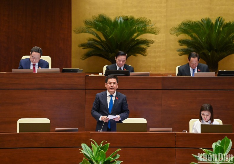 Minister of Industry and Trade Nguyen Hong Dien speaking at the National Assembly’s question and answer session on June 4. (Photo: NDO)