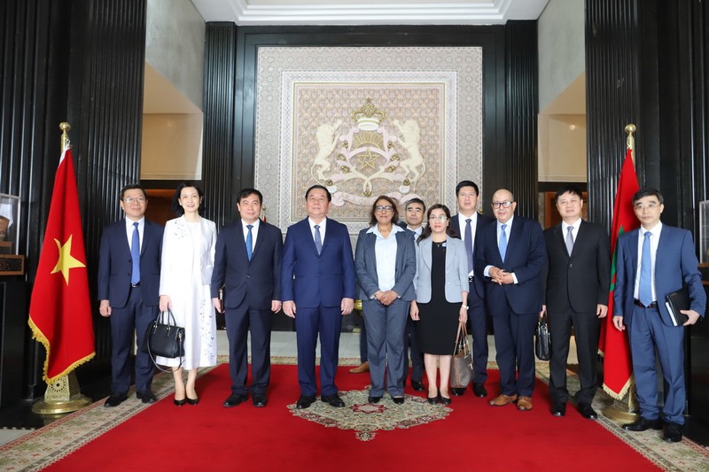 The Vietnamese delegation and Vice Speaker of the House of Representatives Nadia Touahmi (Photo: VNA)