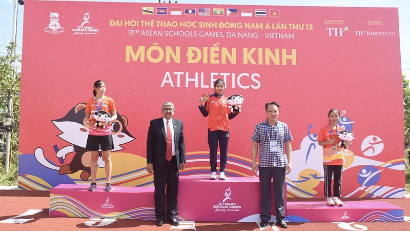 Hoang Thi Ngoc Anh (C) wins the gold medal in the women’s 3,000m run (Photo: NDO)